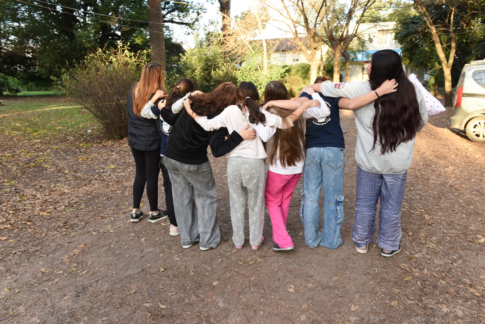 Grupo de niñas abrazadas