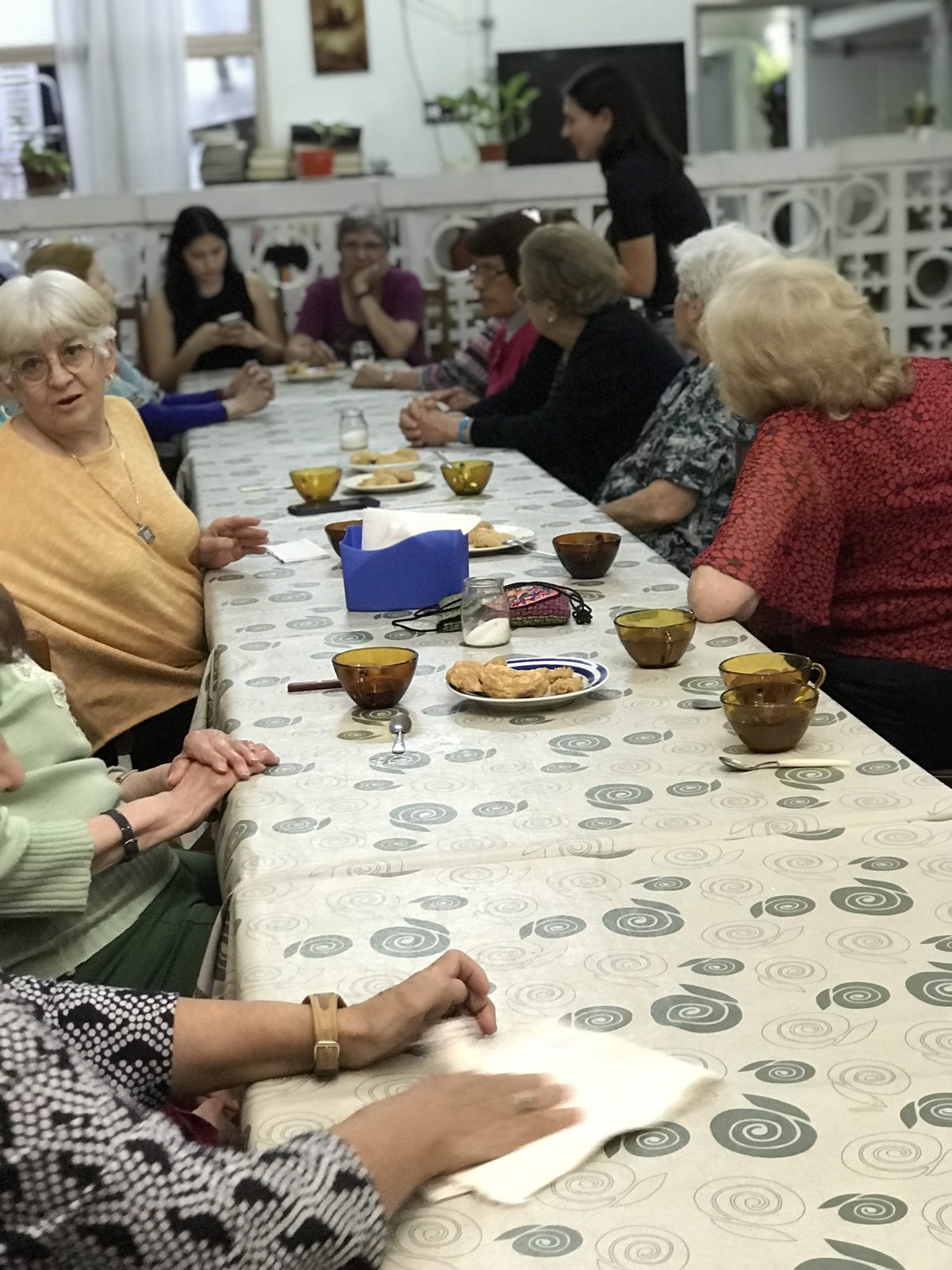 Merienda compartida en el Hogar