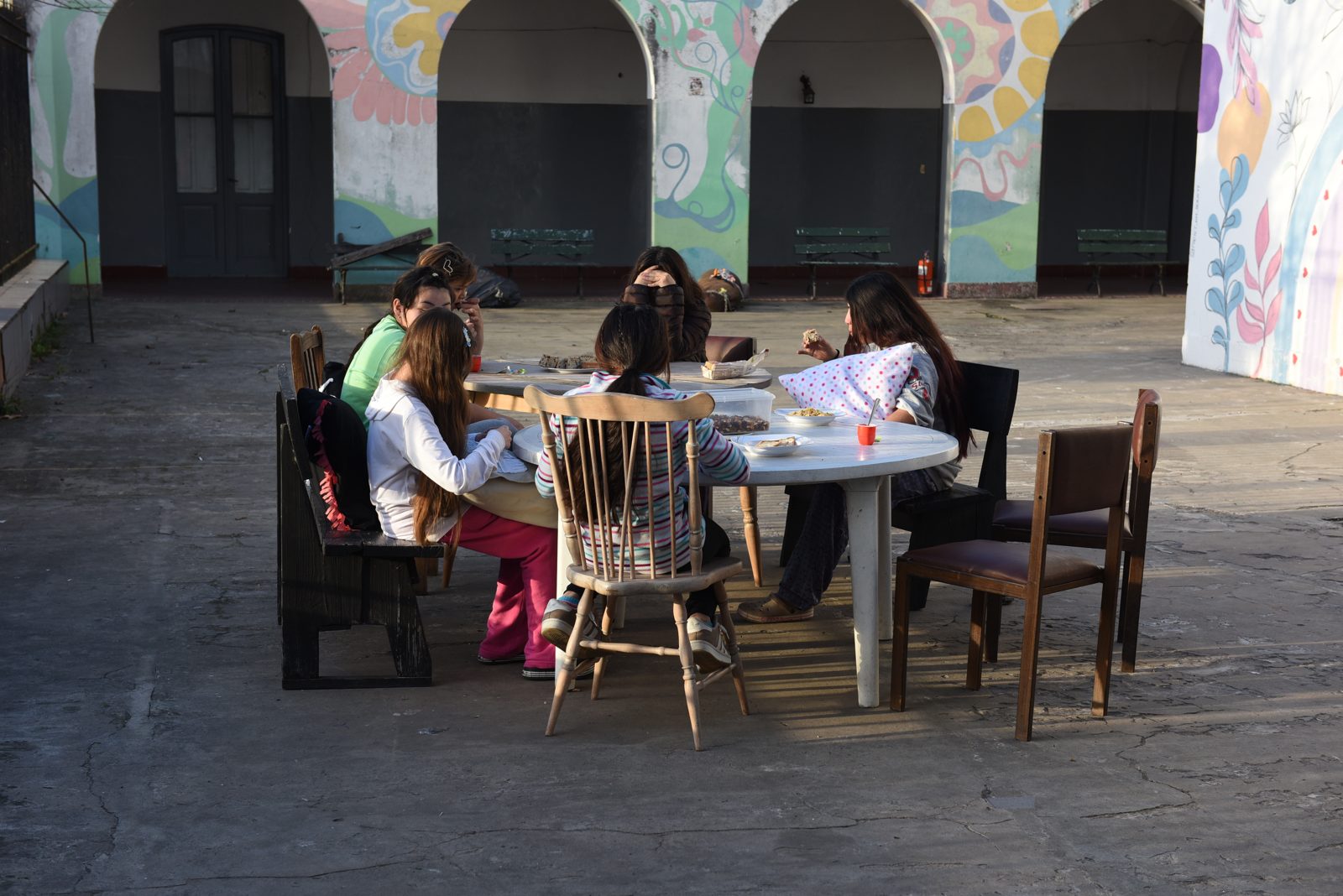 Merienda en el patio del Hogar San José